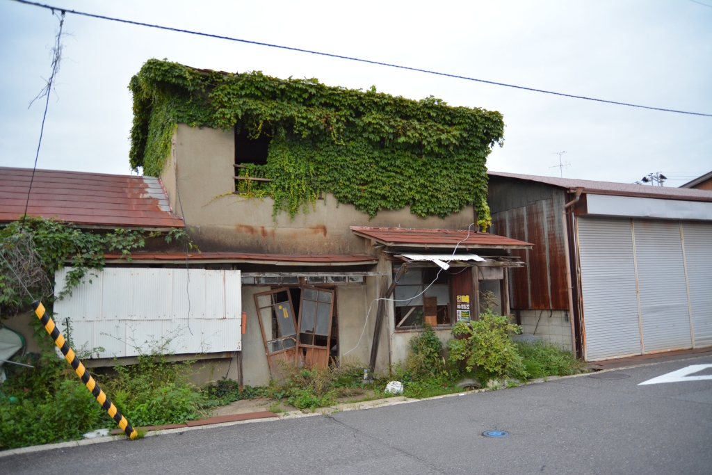 築年数も分からないくらい古い建物で、半壊して住めるような状態ではないんです。